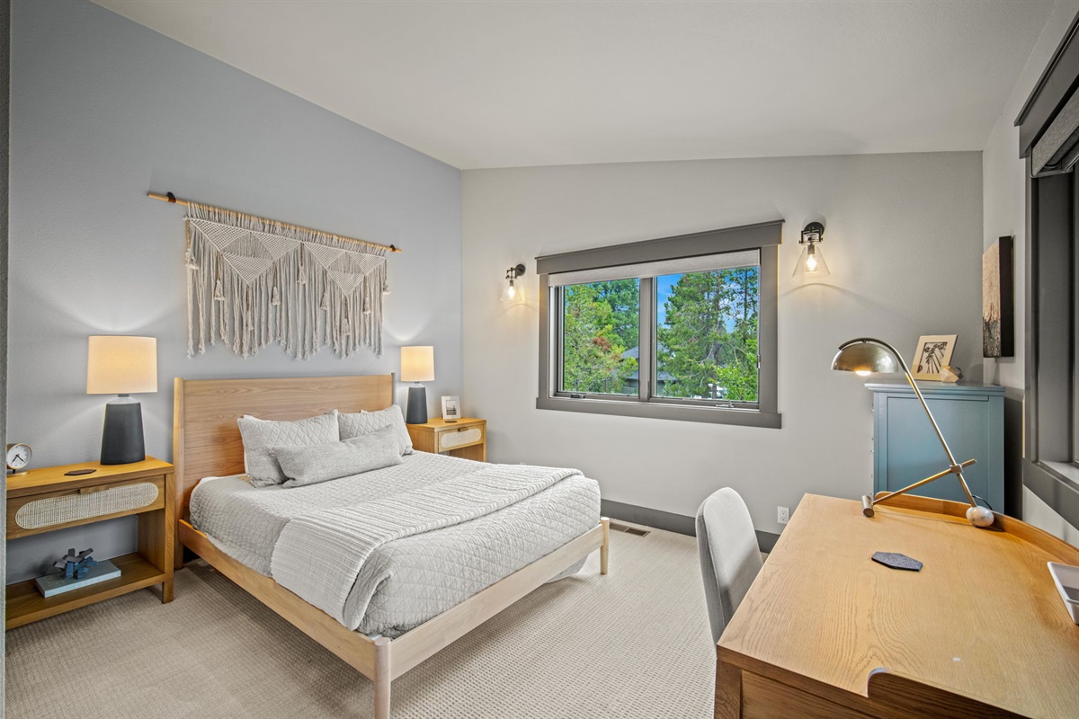 Upstairs: 7th Bedroom (Queen)
