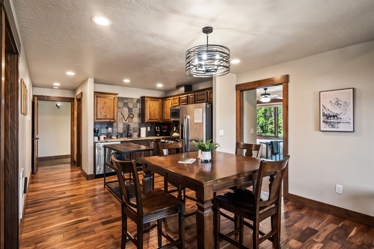 Dining Area & Kitchen