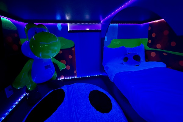 All the lights will turn off and create a peaceful sleeping space. Twin bed below. 