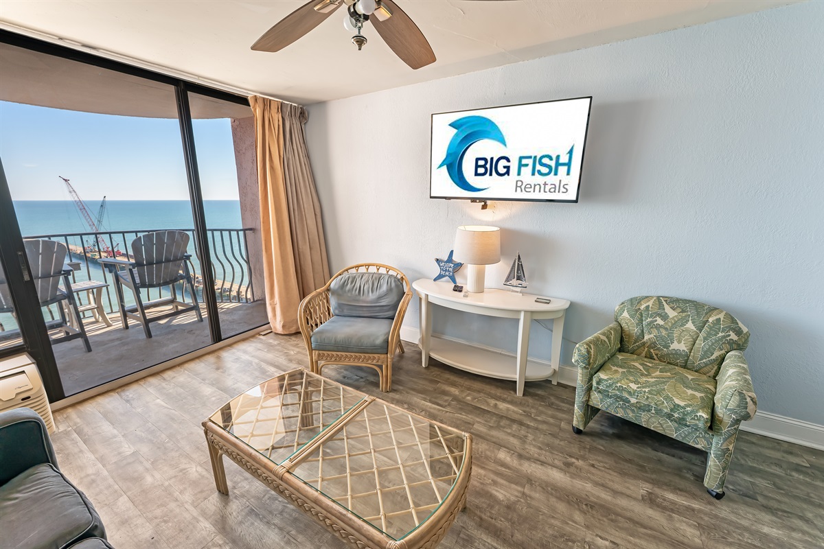 Living Room with Stunning Views🌊☀️