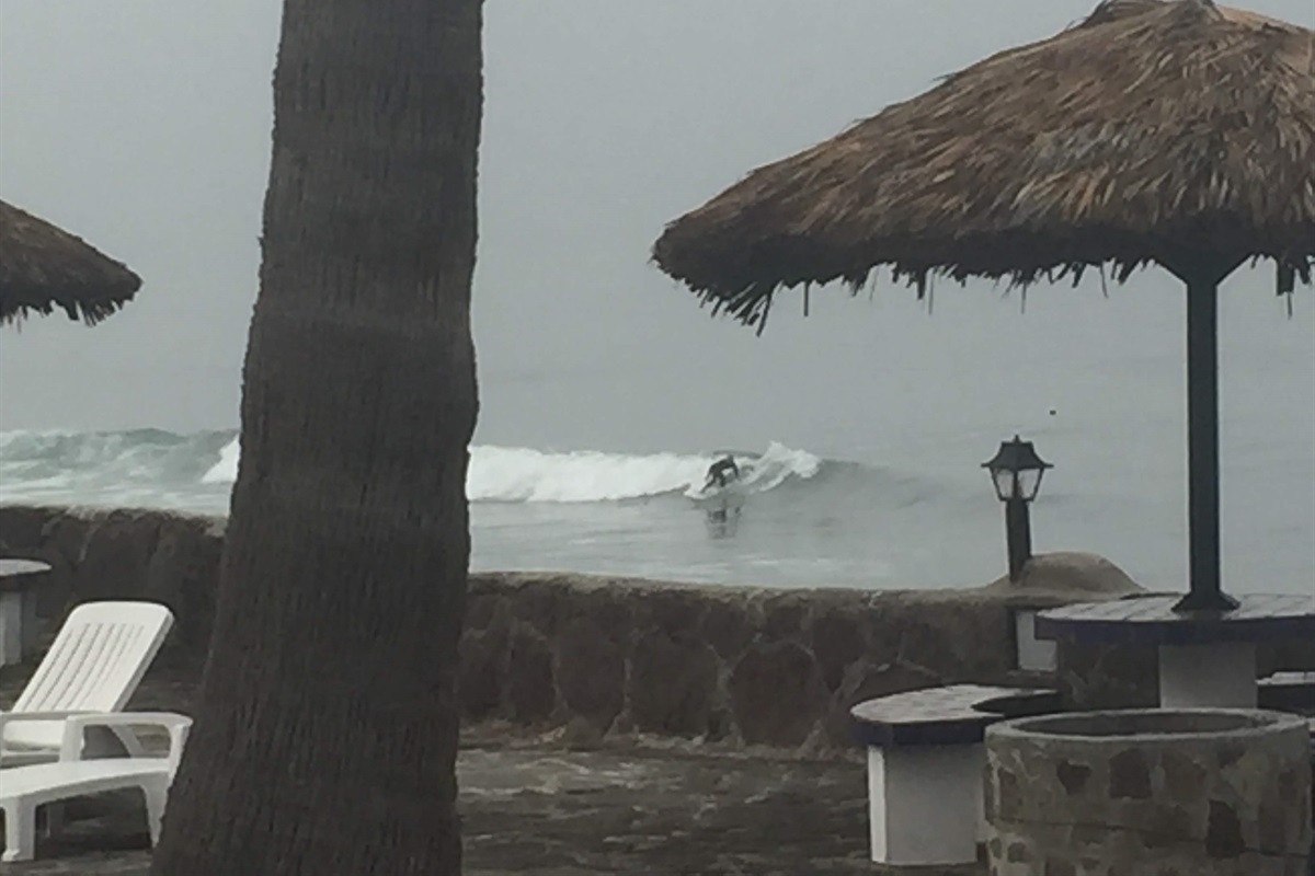 Las Gaviotas Surfing