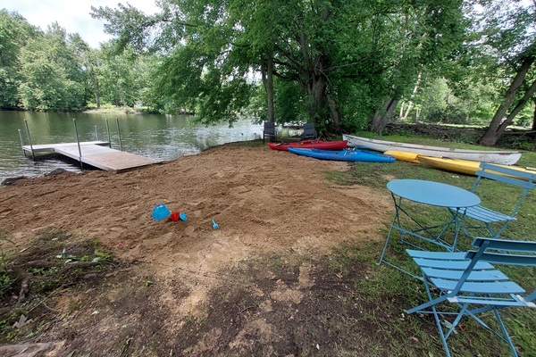 Small private beach on our waterfront. 2 kayaks, 16 ft canoe, 1 child kayak, 1 paddle board
