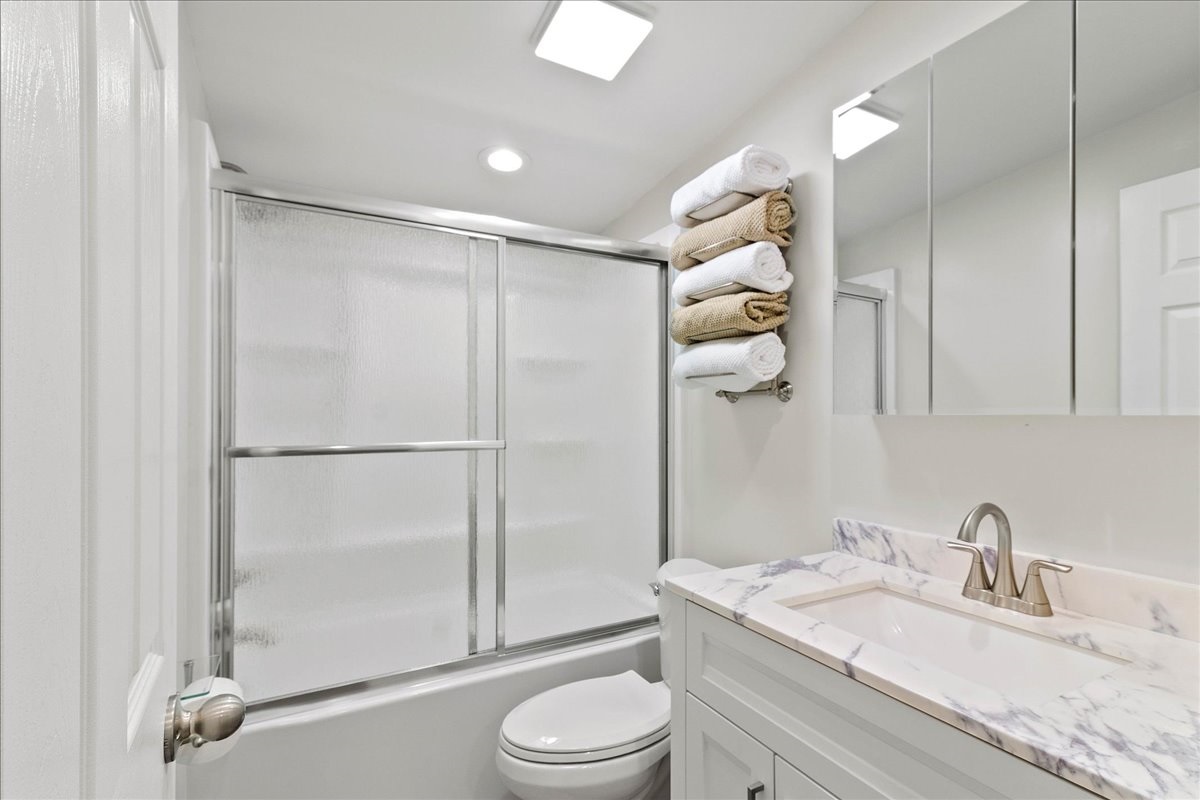Spare bathroom tub and shower