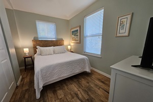 Comfy Queen Bed - Linens Provided + Smart TV