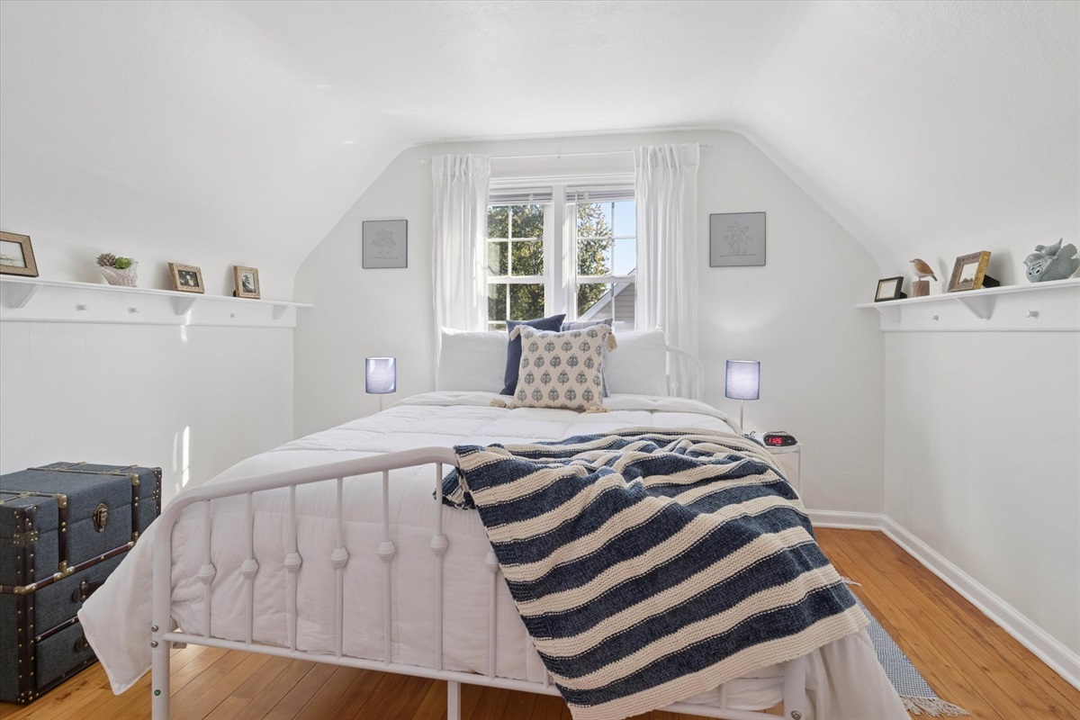 Your upstairs retreat at our South Bend Airbnb offers comfort, style, and essentials—closet space, fan, luggage racks, comfy bed, and Roku TV. A restful, family-friendly stay near Notre Dame.