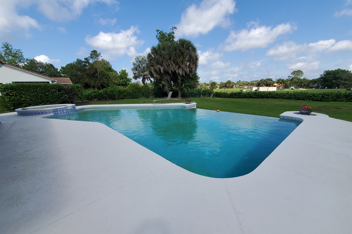 Infinity edge pool and spa