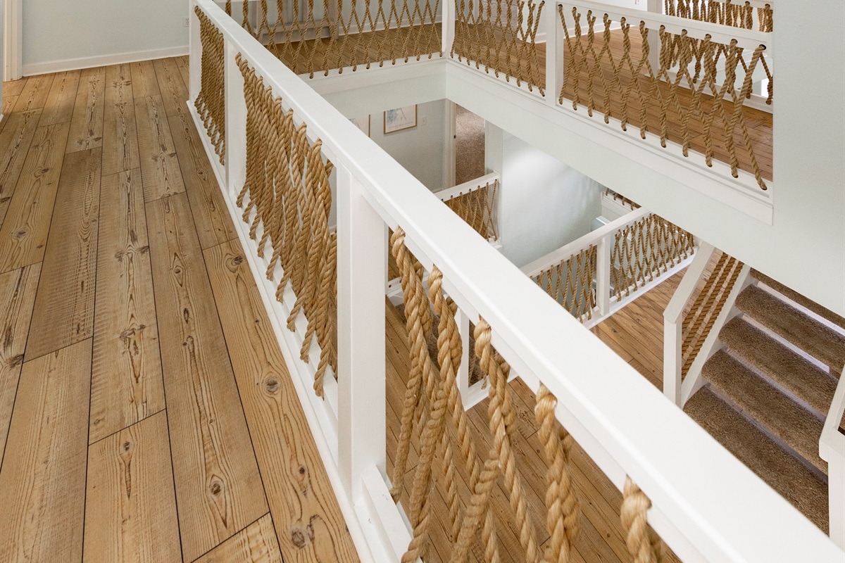 Gorgeous nautical roping/ decorative features 

*Safety Notice: Railing contains rope with wide gaps and is not childproof. Small children must be closely supervised at all times*