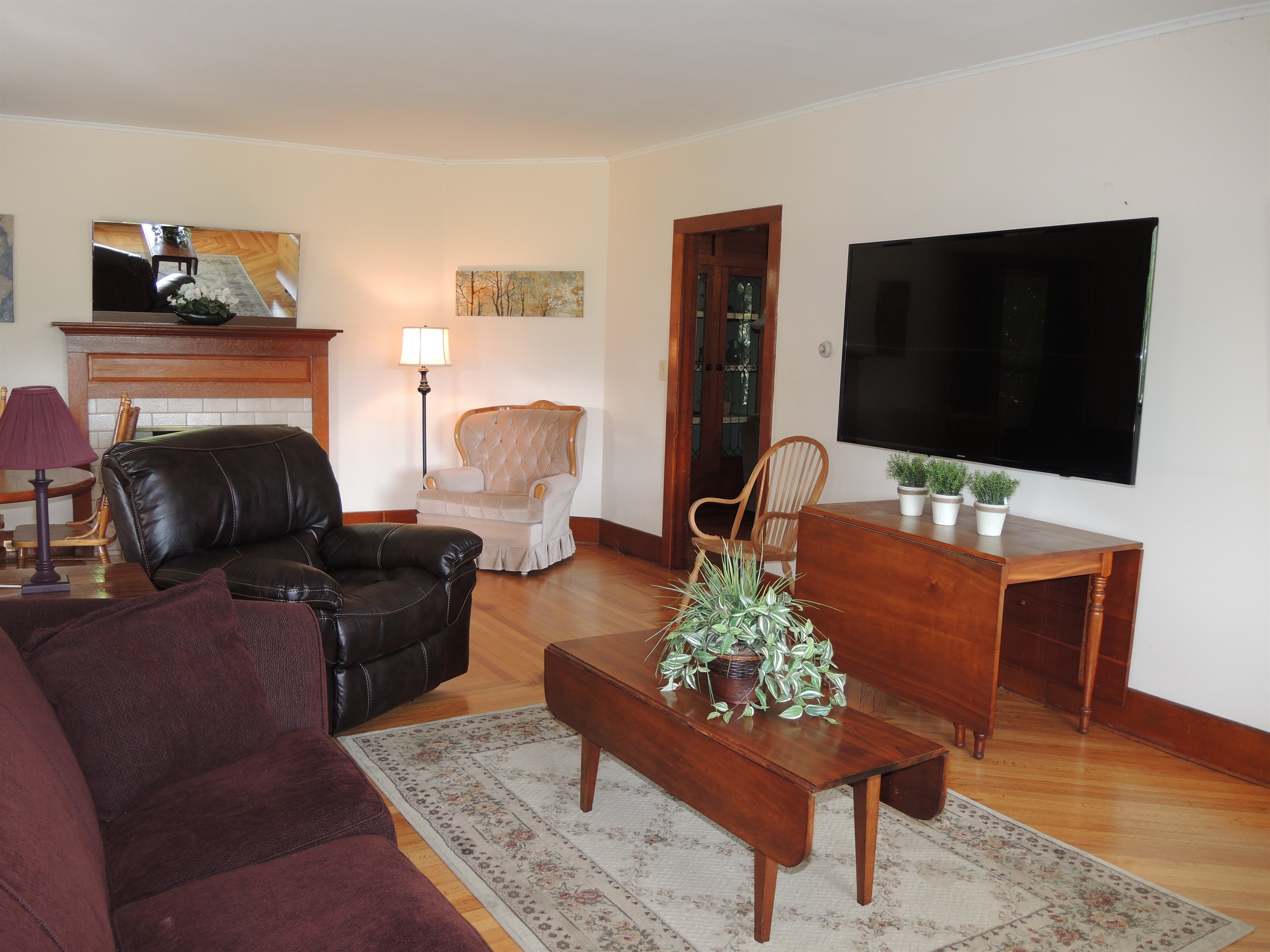 Main living room w/ large screen TV