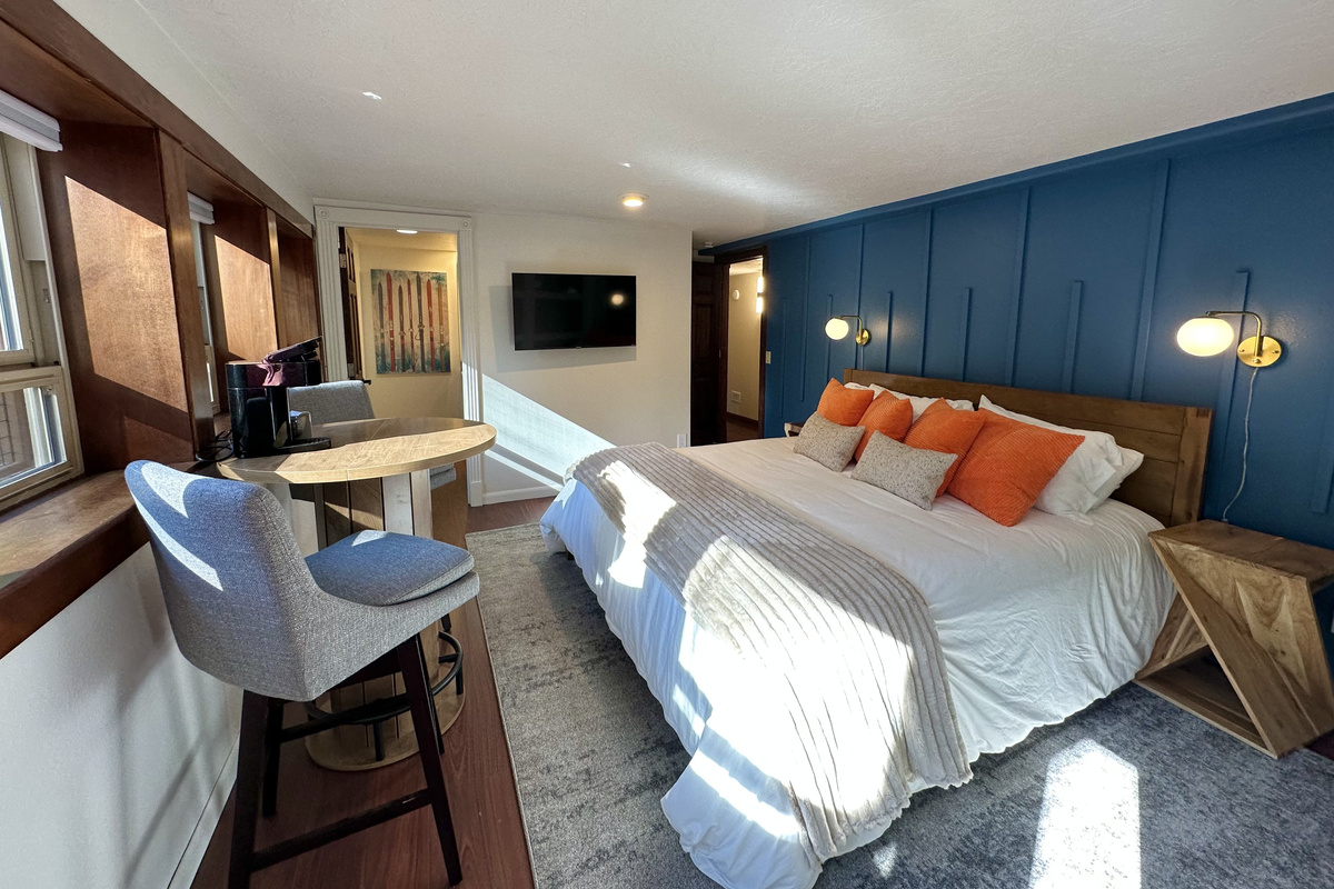 The primary king suite downstairs has large windows overlooking the river, filling the room with light & tranquil views. Enjoy a cozy seating area for river views, an in-room coffee maker, full private bath, & a private door leading out to the deck.