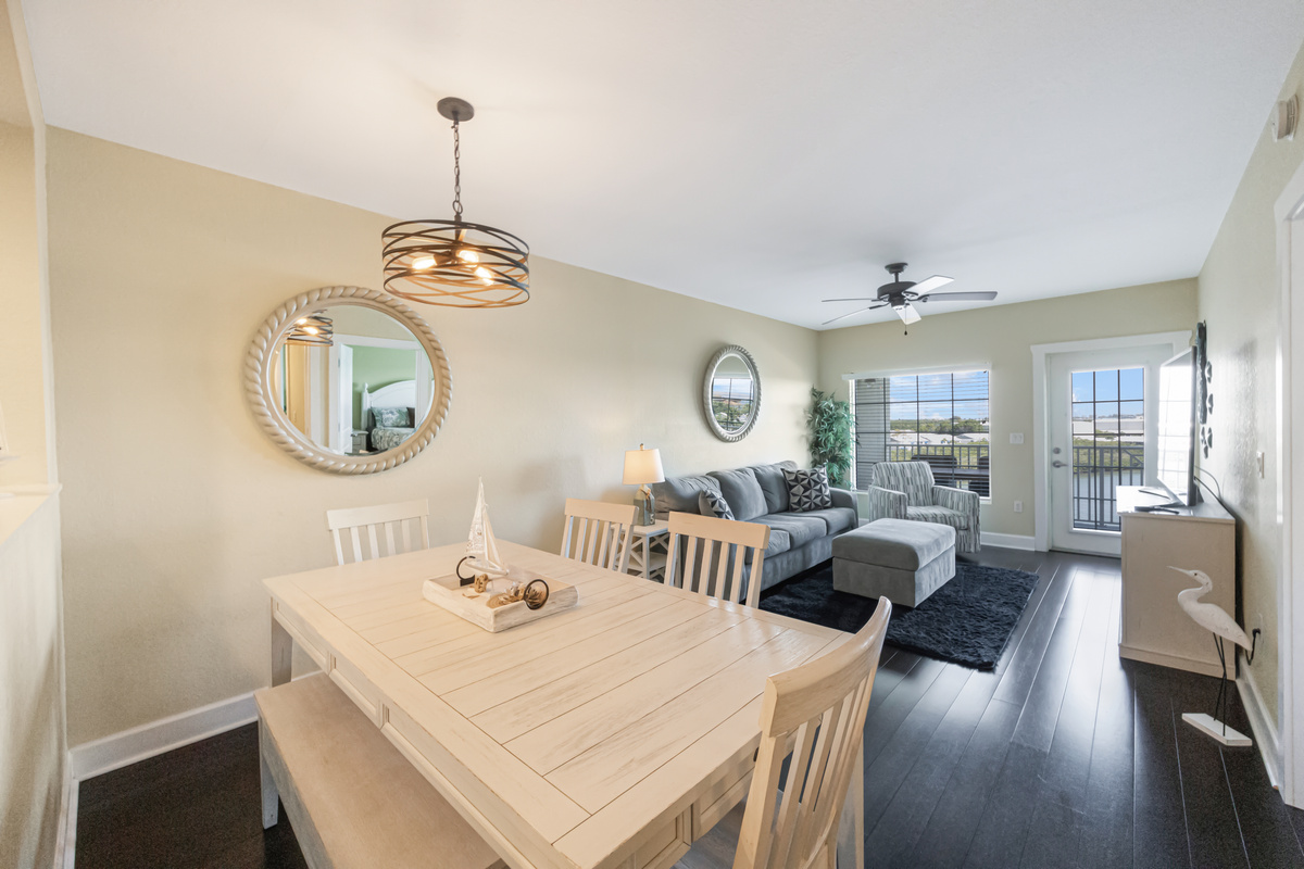 Dining Area seats 6