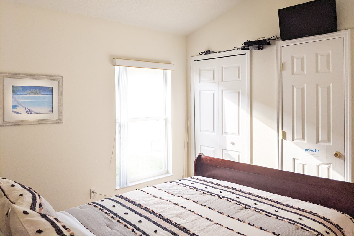 Queen Bed with private bathroom, TV in all the bedrooms!