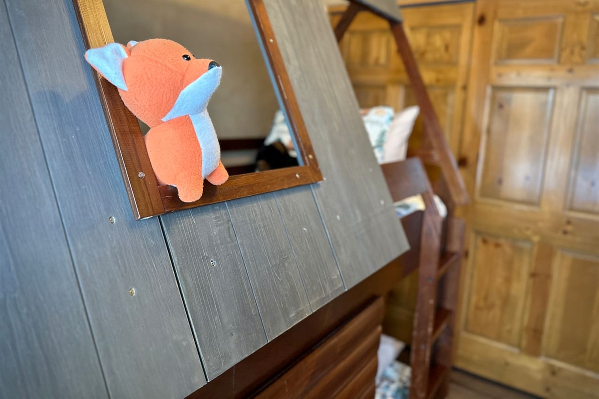 Log-cabin bunk bed kids love