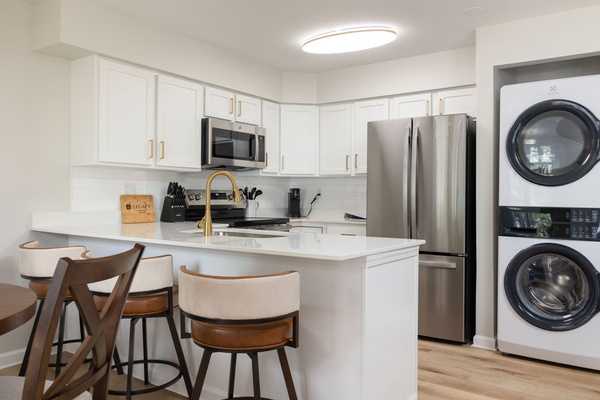 Stylish Notre Dame Haven | 2BR/2BA | Private Balcony + Parking, photo 13