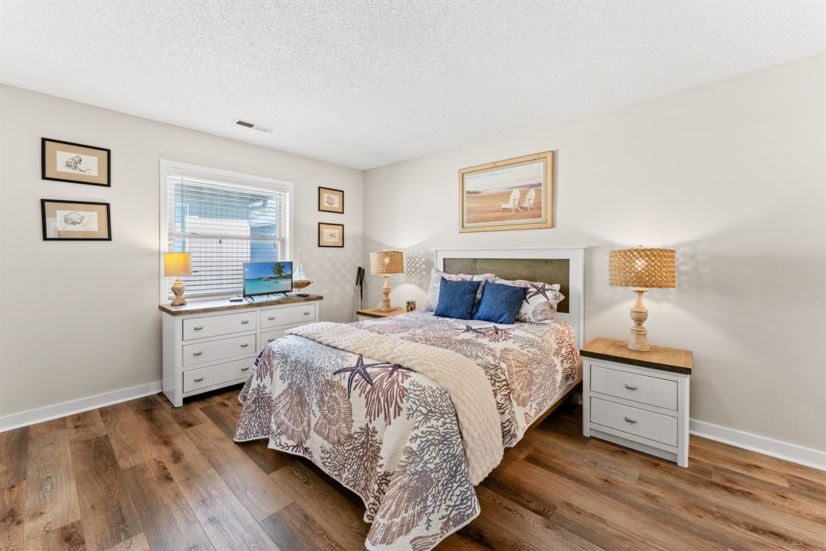 Spacious Main Bedroom with Queen bed and ensuite