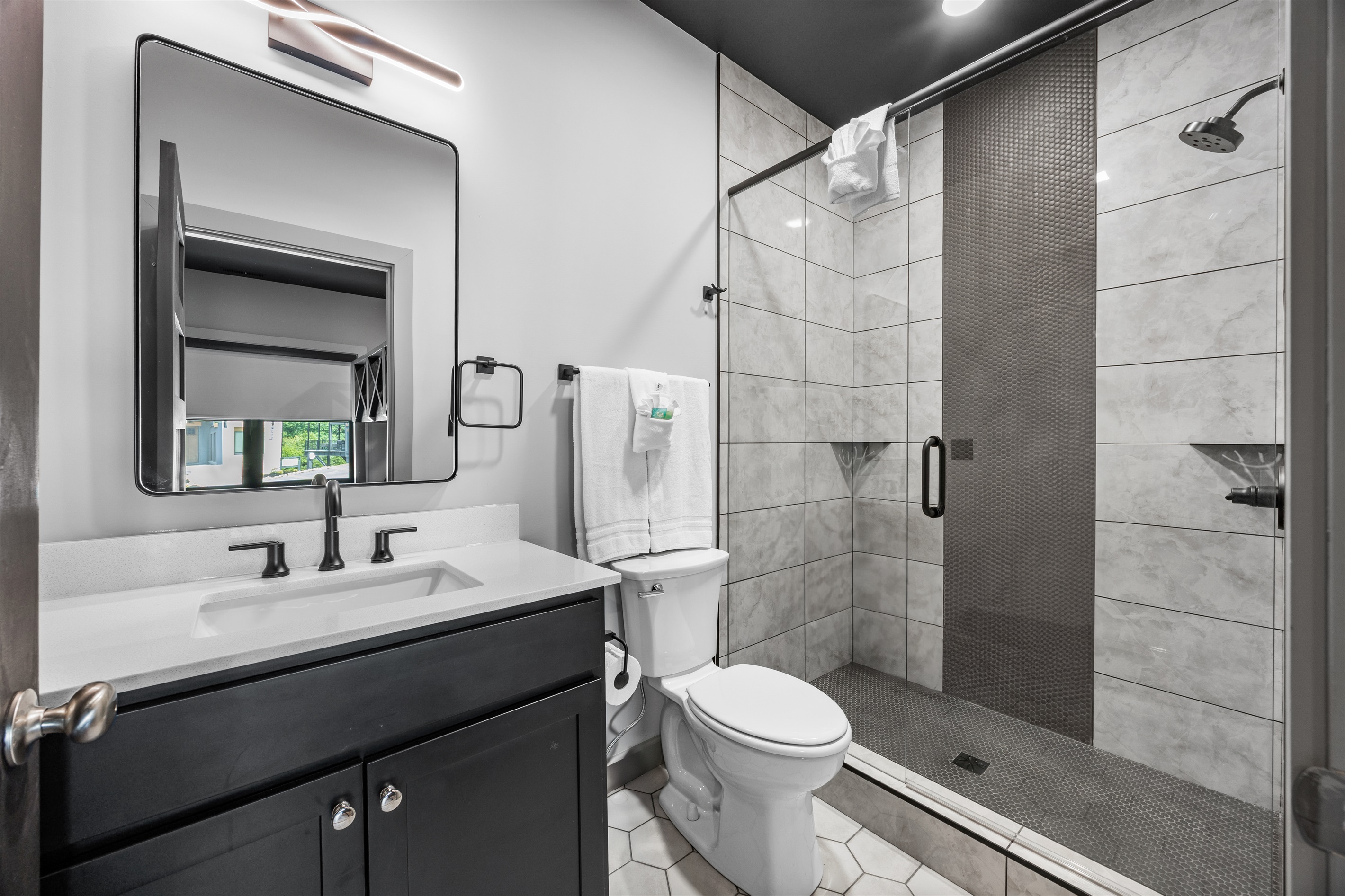 En-suit bathroom of bedroom #6