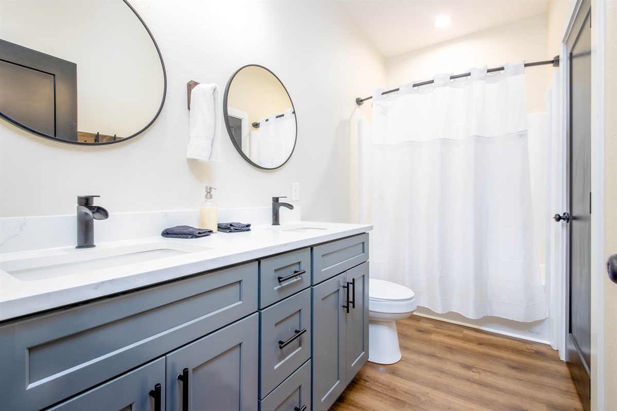 shared bath with lower king and twin bunks