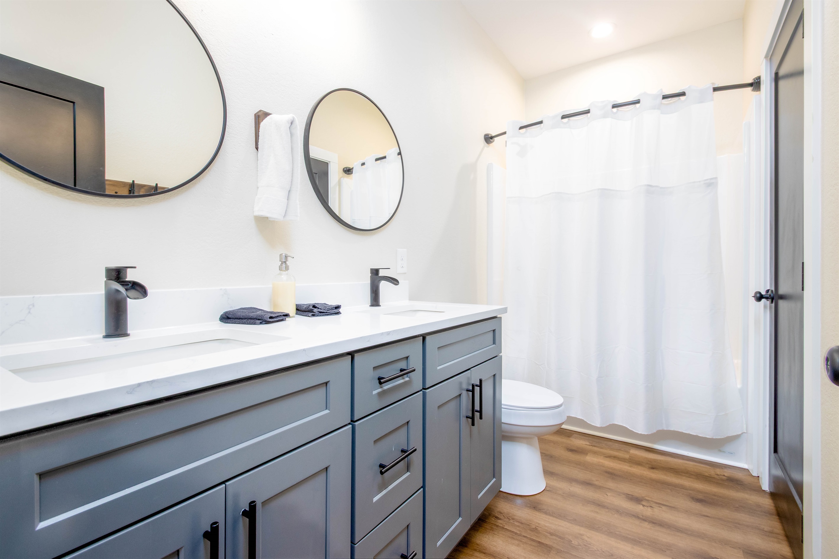 shared bath with lower king and twin bunks