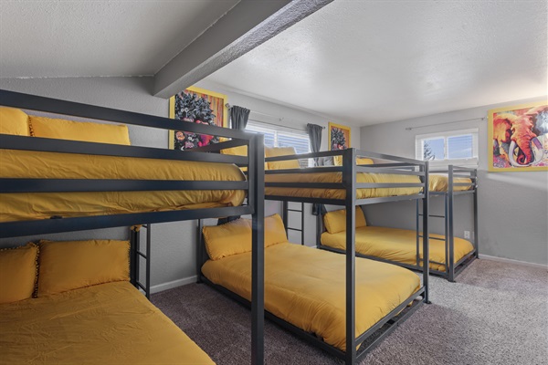 Group Getaway Headquarters 🏡🛏️🛏️🛏️ – Our room is perfect for large gatherings, featuring three double-sized bunk beds, ensuring ample space for groups to enjoy a memorable stay together!