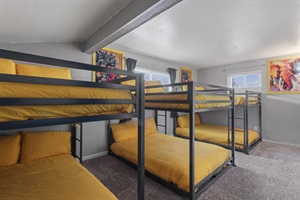 Group Getaway Headquarters 🏡🛏️🛏️🛏️ – Our room is perfect for large gatherings, featuring three double-sized bunk beds, ensuring ample space for groups to enjoy a memorable stay together!