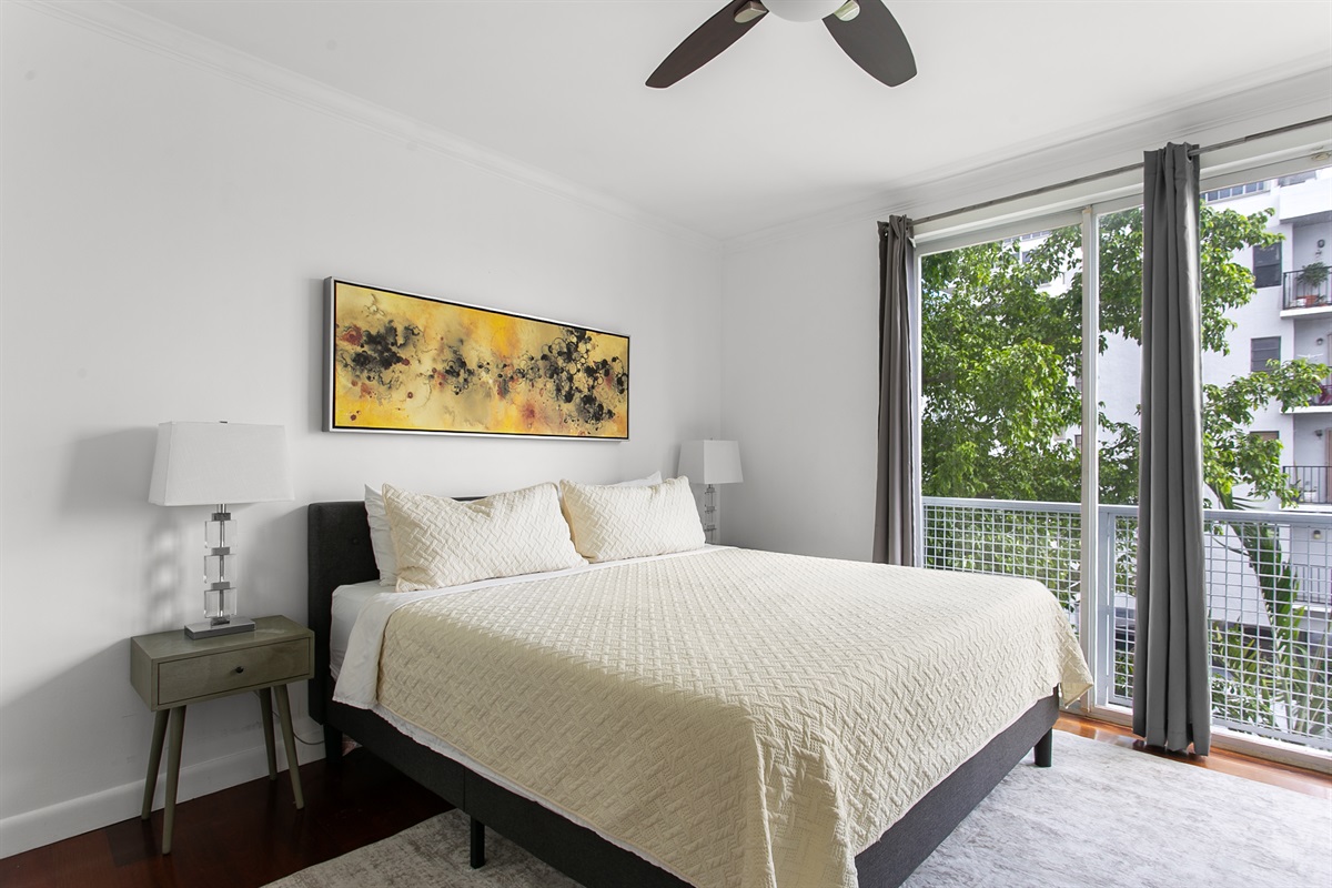 Primary Suite with en-suite bath, room-darkening shades