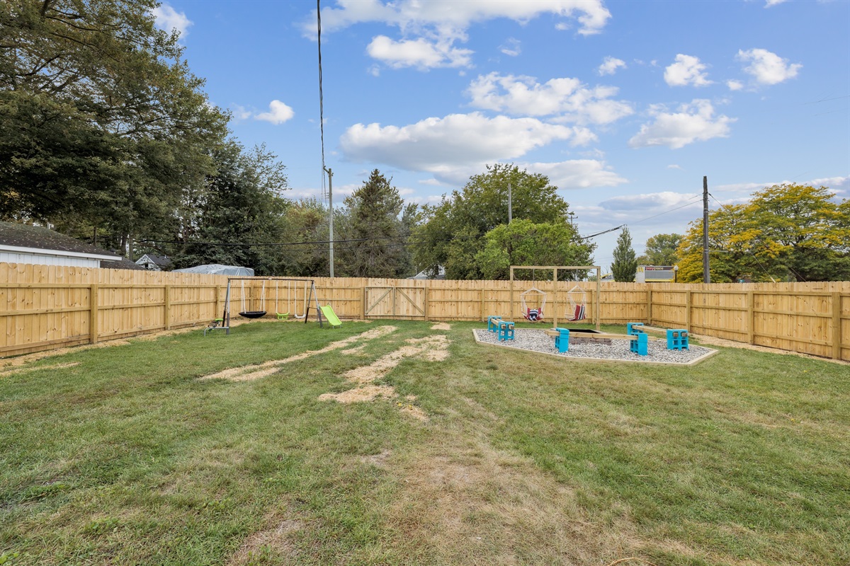 Huge gated backyard, family gatherings, unleash your pets, BBQ and ping pong table 