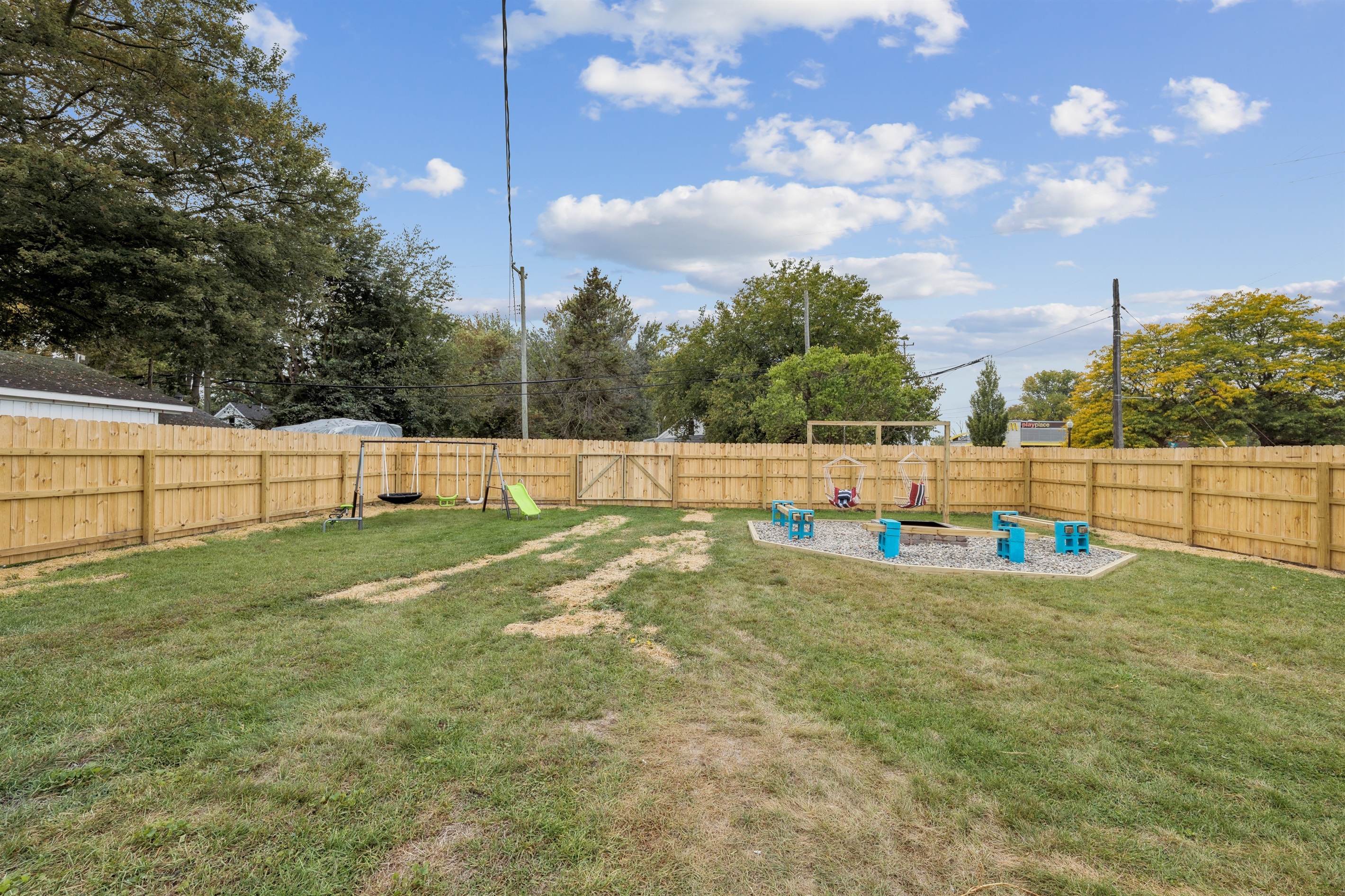 Huge gated backyard, family gatherings, unleash your pets, BBQ and ping pong table 
