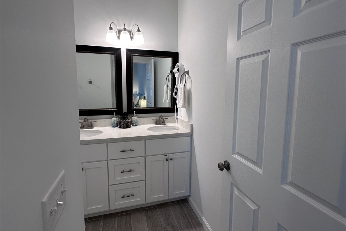Main en-suite bathroom