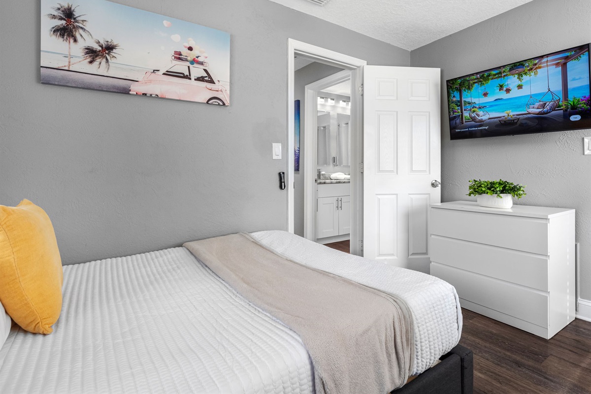 This efficient space offers a cozy full-size bed and twin bunk beds—perfect for families, friends, or kids traveling together.