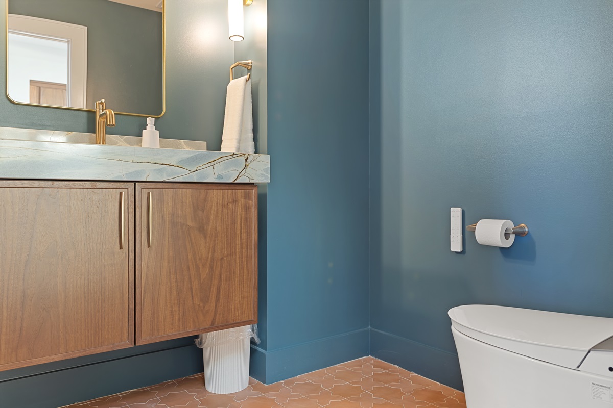 No one has to wait | 3rd floor powder room
