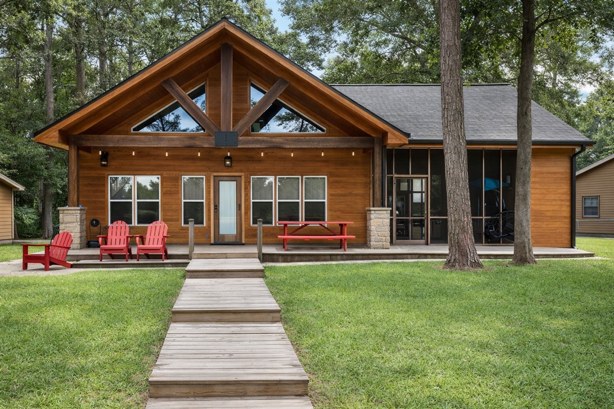 Spacious lakefront cabin with large yard, direct water access & room to relax.