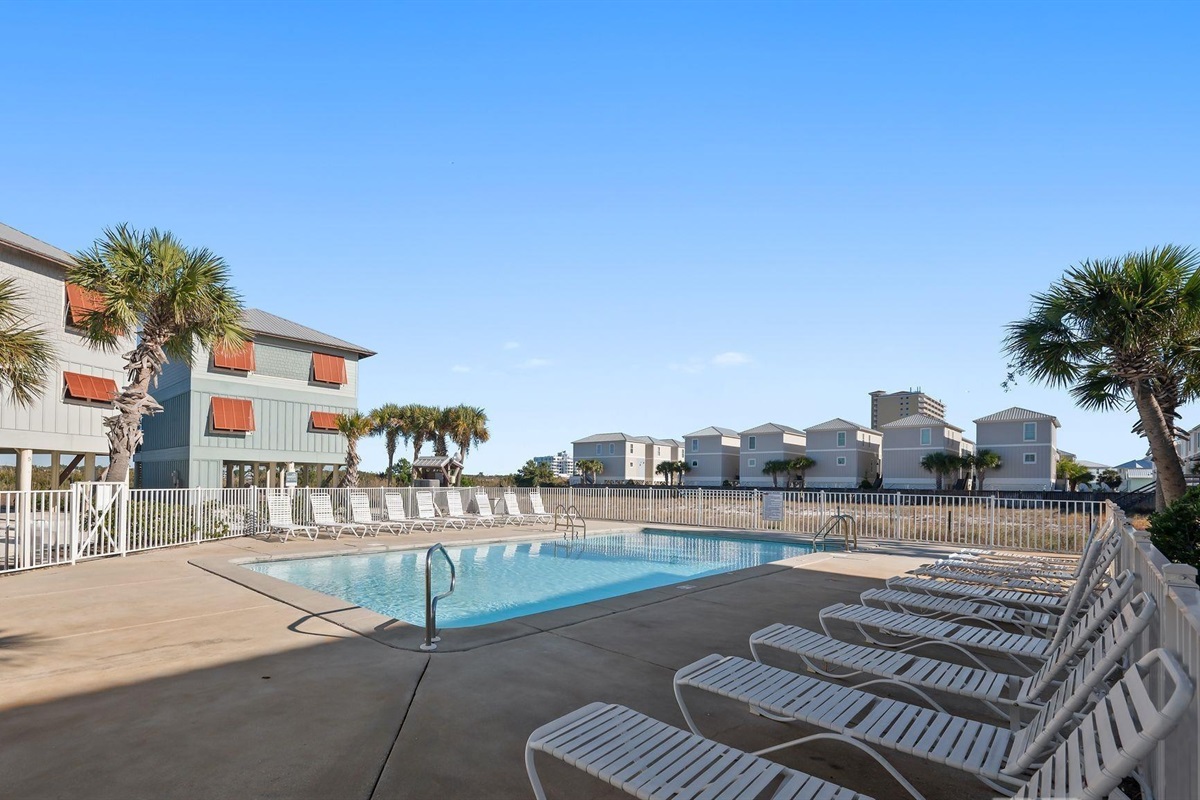 Community pool (seasonally heated March and April only)