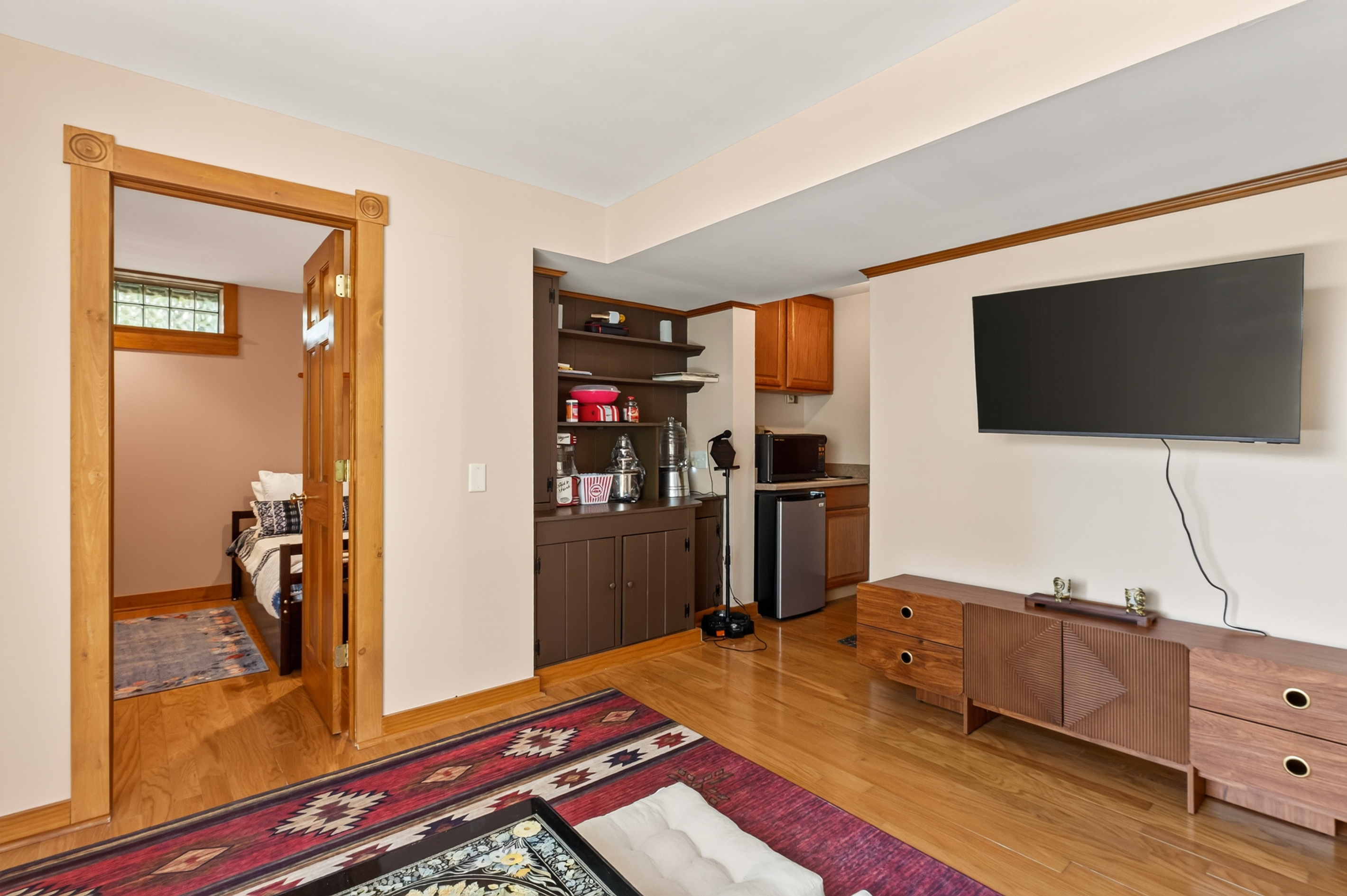 Entertainment area with built-in shelving