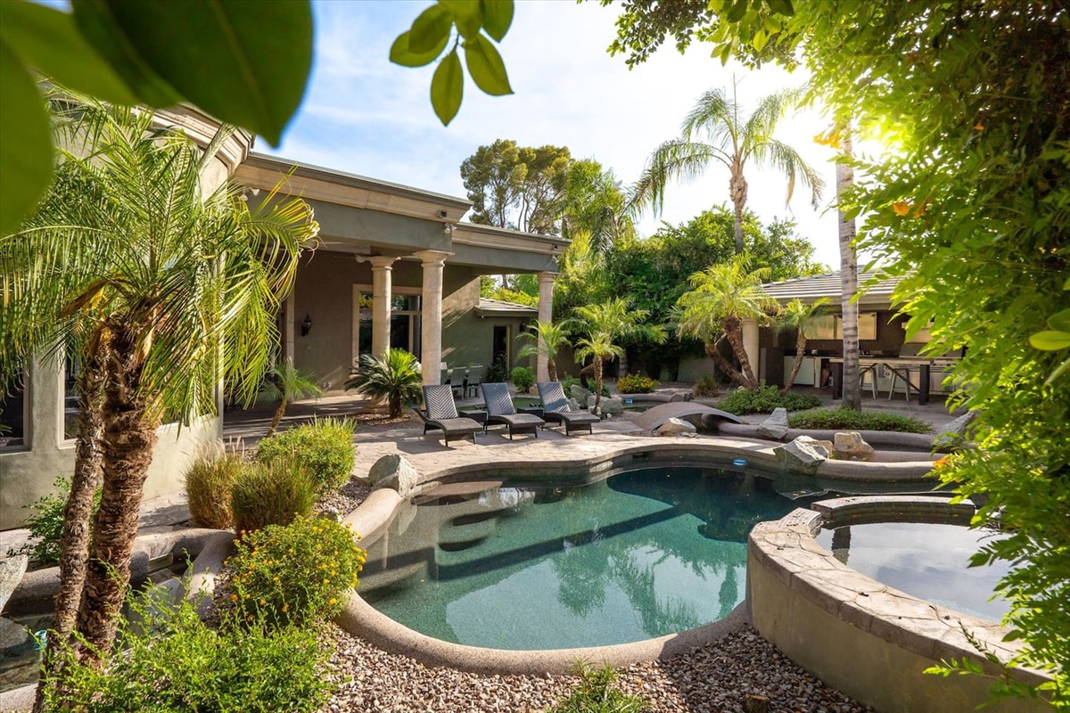 7BR+ Bonus Room Phoenician Mansion w/ Hot Tub&Pool-Heat Avail! — 7BR+Bonus Room Phoenician Estate • Heated Pool + Hot Tub, Phoenix, Arizona — photo 6