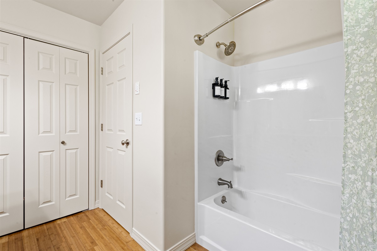 Upper Level-Full bath