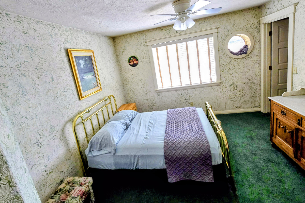 5th bedroom on second floor (with Master) Queen bed