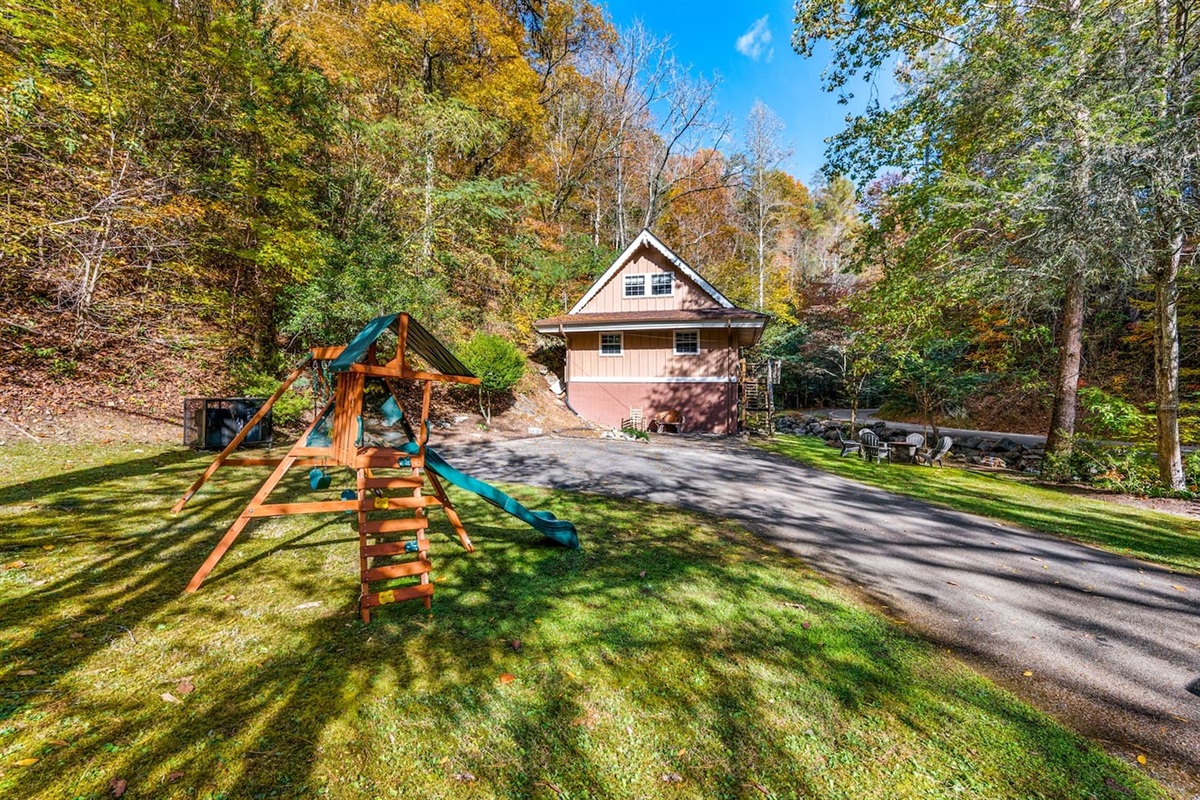 Families can gather in this cabin in the Smoky Mountains where you can enjoy -National Park, BBQ, Hot Tub, arcade, game, fire pit, playground, pool, tennis, basketball, pickle ball.  Easy access:Pigeon Forge, Gatlinburg, Parkway, GSMNP, Wears valley