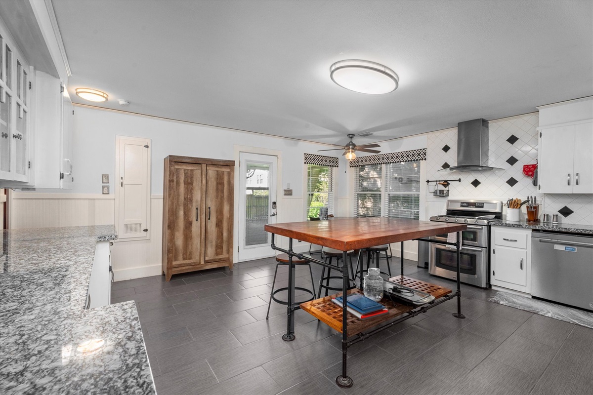 c1823d4d154641609b0fd676f5aaba03 Large | Beachhouse | Texas | TX | Vacation Homes | Galveston | Crystal Beach | Kokomo | Breezy Days | Beachfront Elegance | Sunrise Serenity | Southern Sands Property Management, LLC