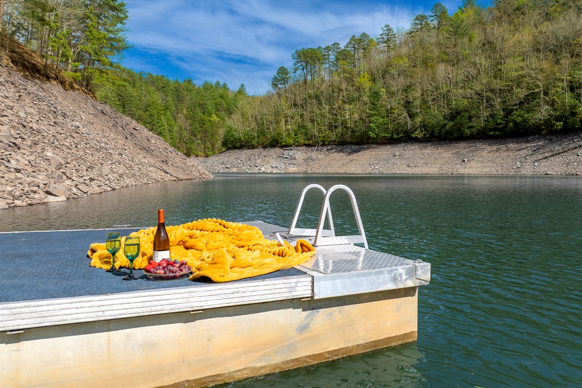 Lakeside Retreat: Relax with wine and a stunning view on your private dock getaway!
