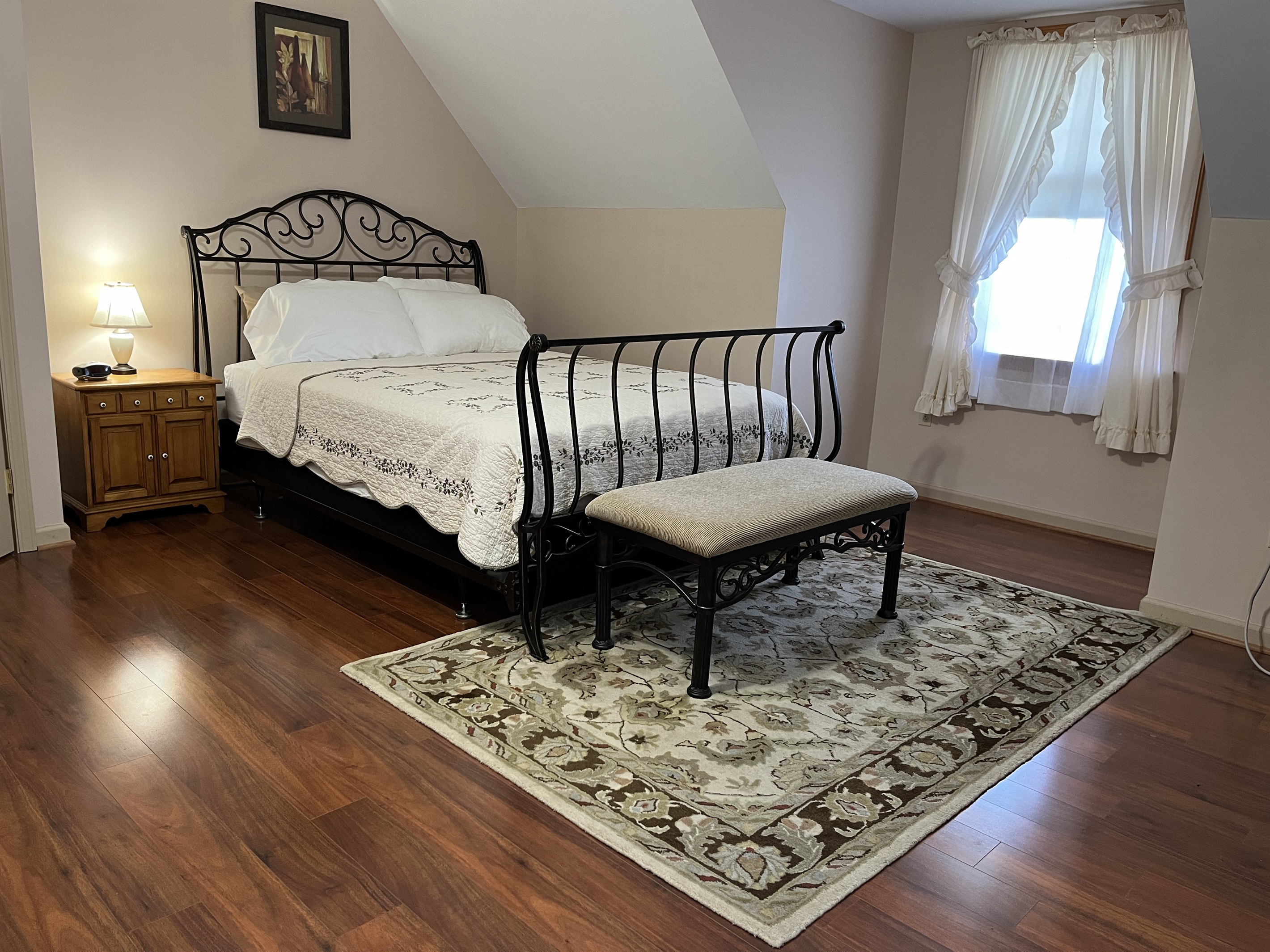 2nd floor Queen