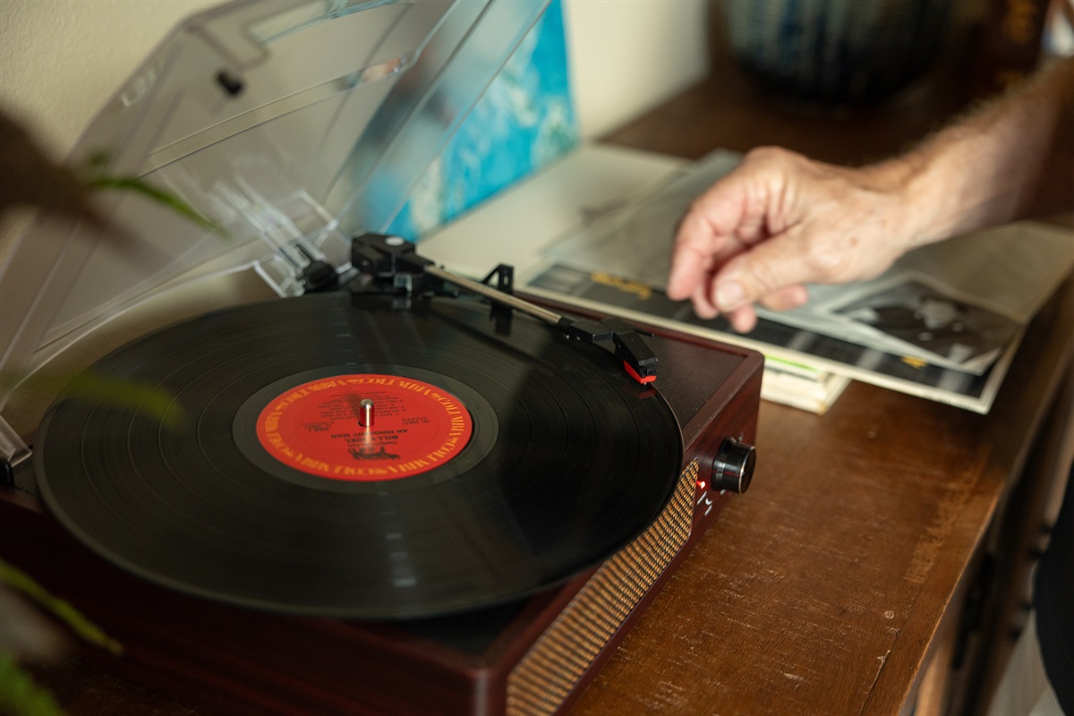 Play some Jimmy Buffet vinyls to really set the Florida atmosphere