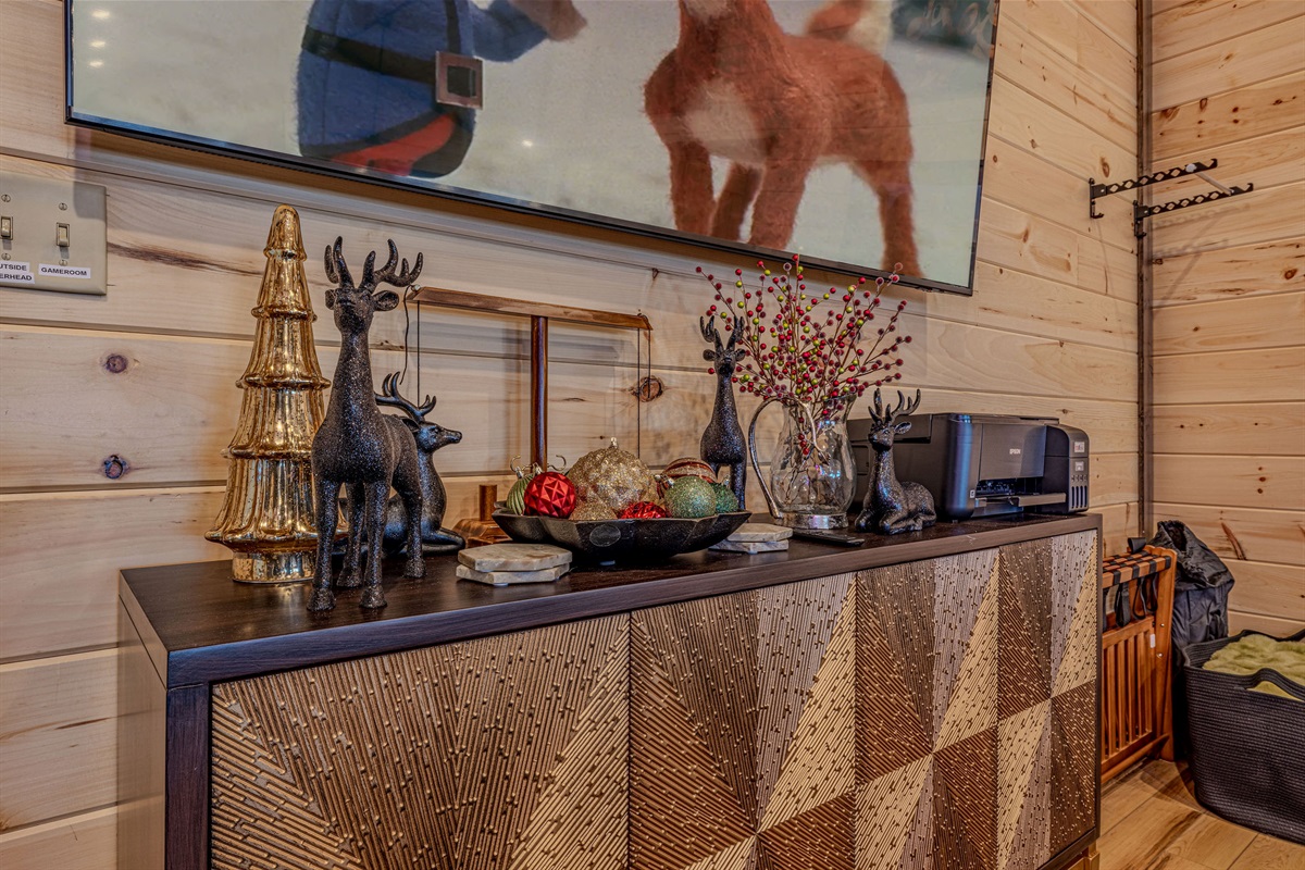 Let the Christmas spirit welcome you home to Tree Top Hideaway