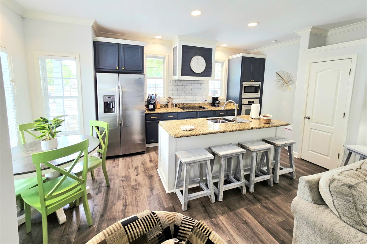 Spacious Full Kitchen w/ Dishwasher & Microwave