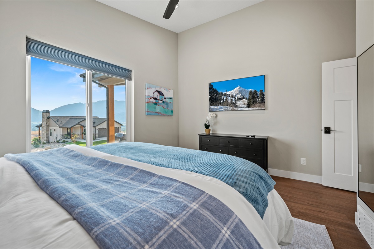 Large smart TV, mountain views, and a spacious dresser—read a book, take in the scenery, or stream your favorite movies from the comfort of your bed.