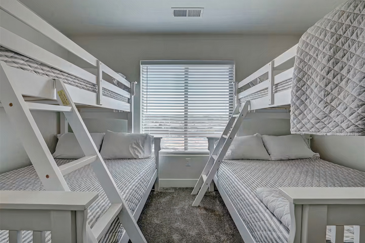 6 person bunkbed room.