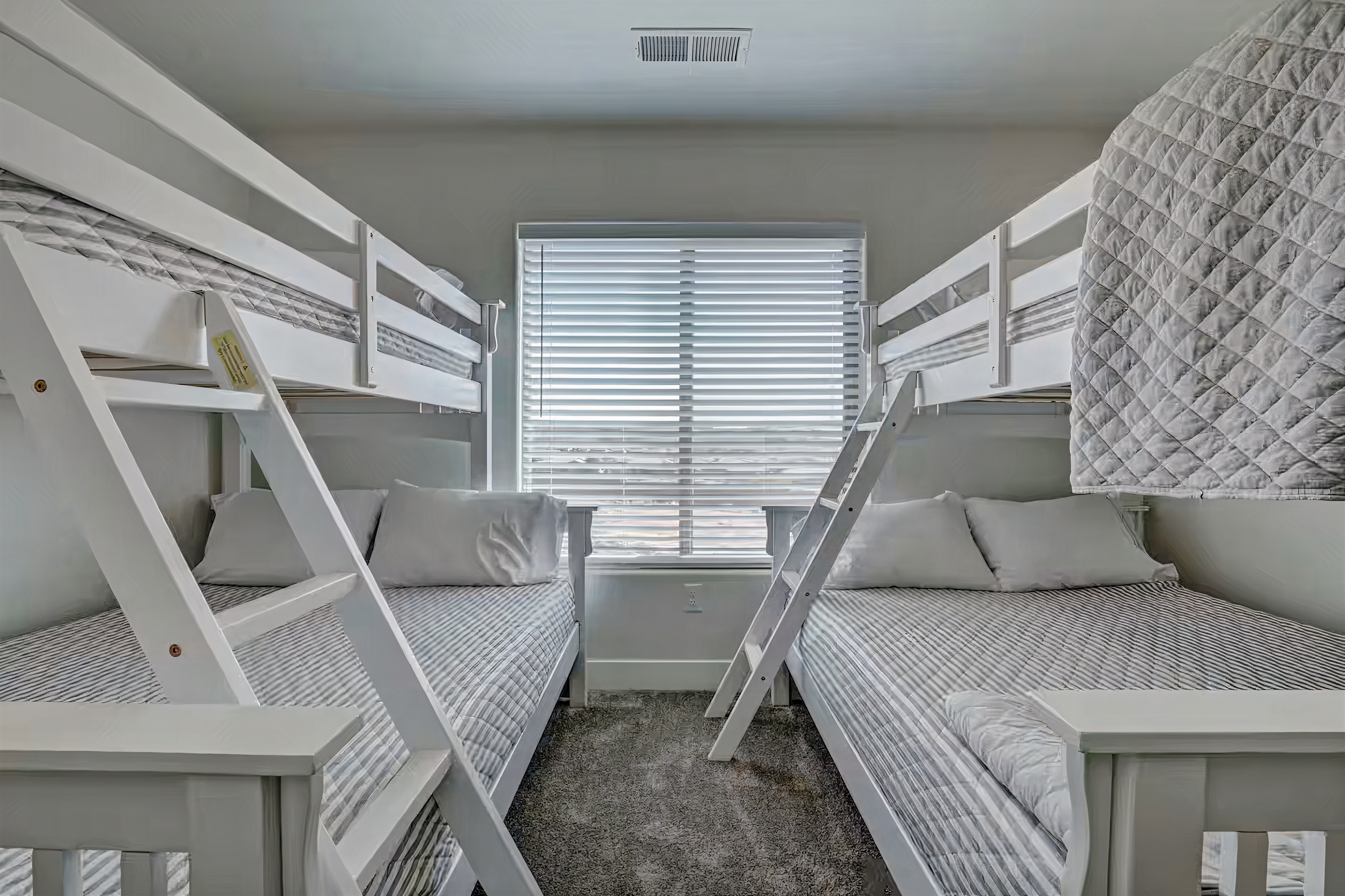 6 person bunkbed room.