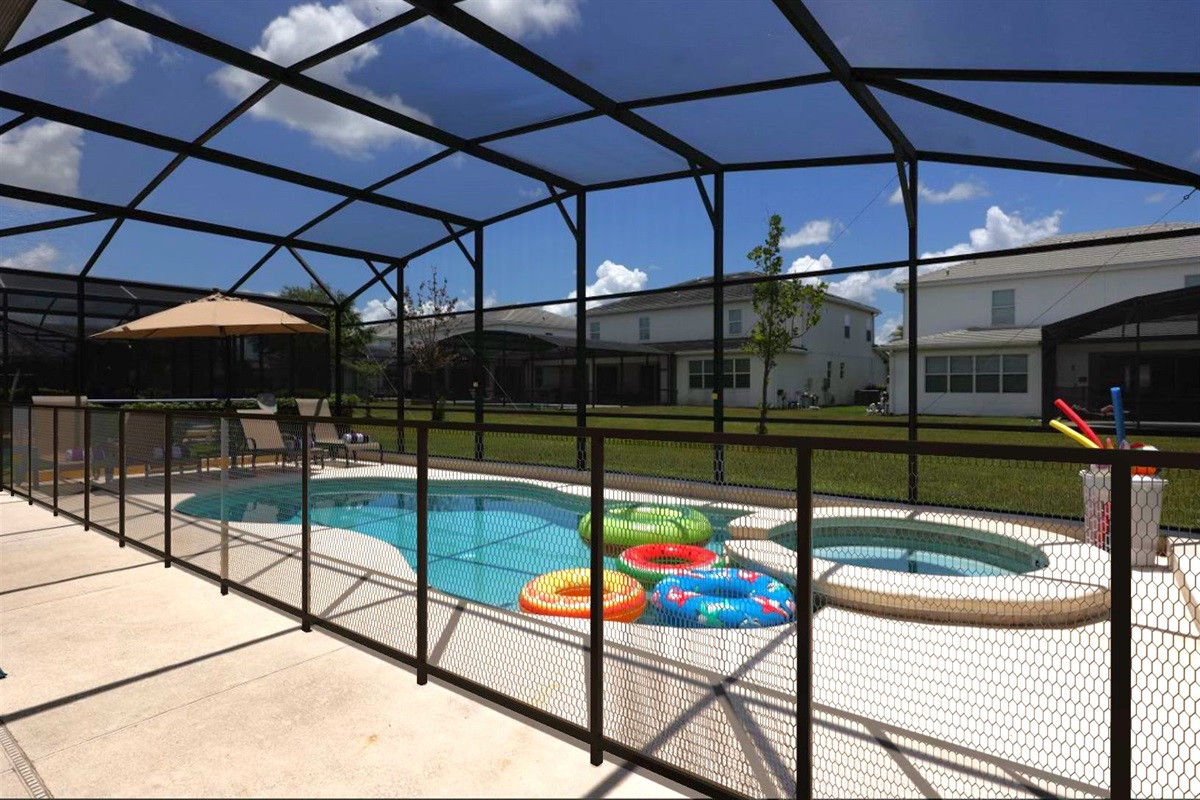 There is a removable pool fence to protect your little ones