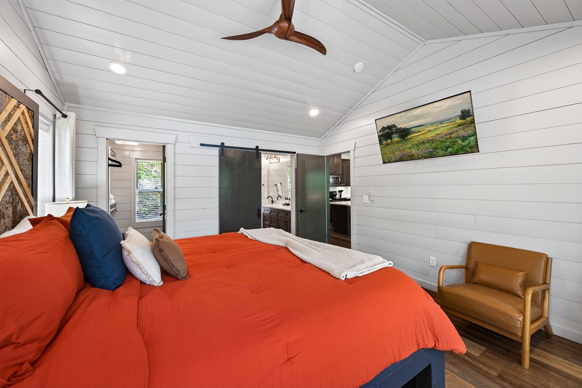 King size bed, with en-suite bathroom.