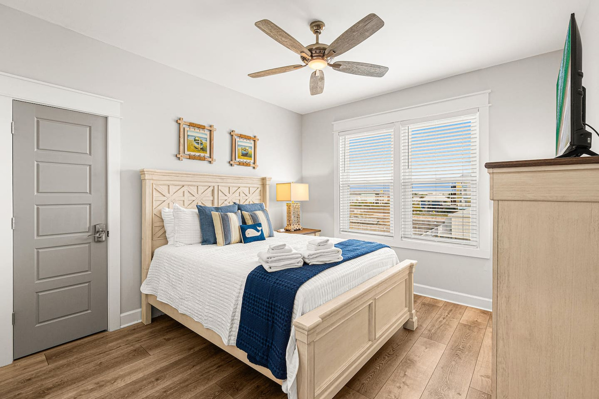 Main level master King bedroom w/ ensuite and soaking tub, SmartTV, and super comfy bed.