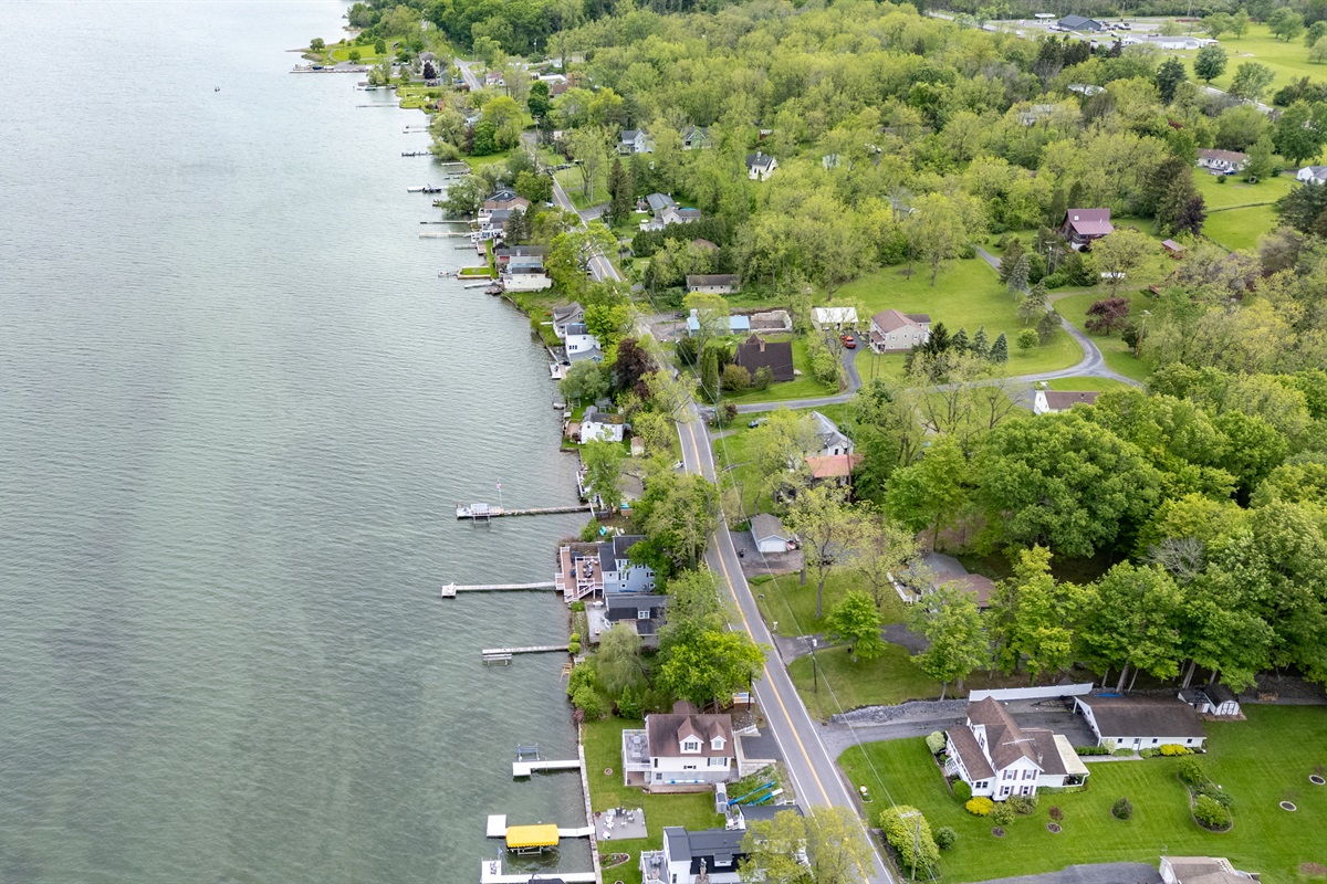 Nestled along a scenic shoreline, this cozy lakefront retreat sits in a charming and peaceful neighborhood 🌳🏘️✨