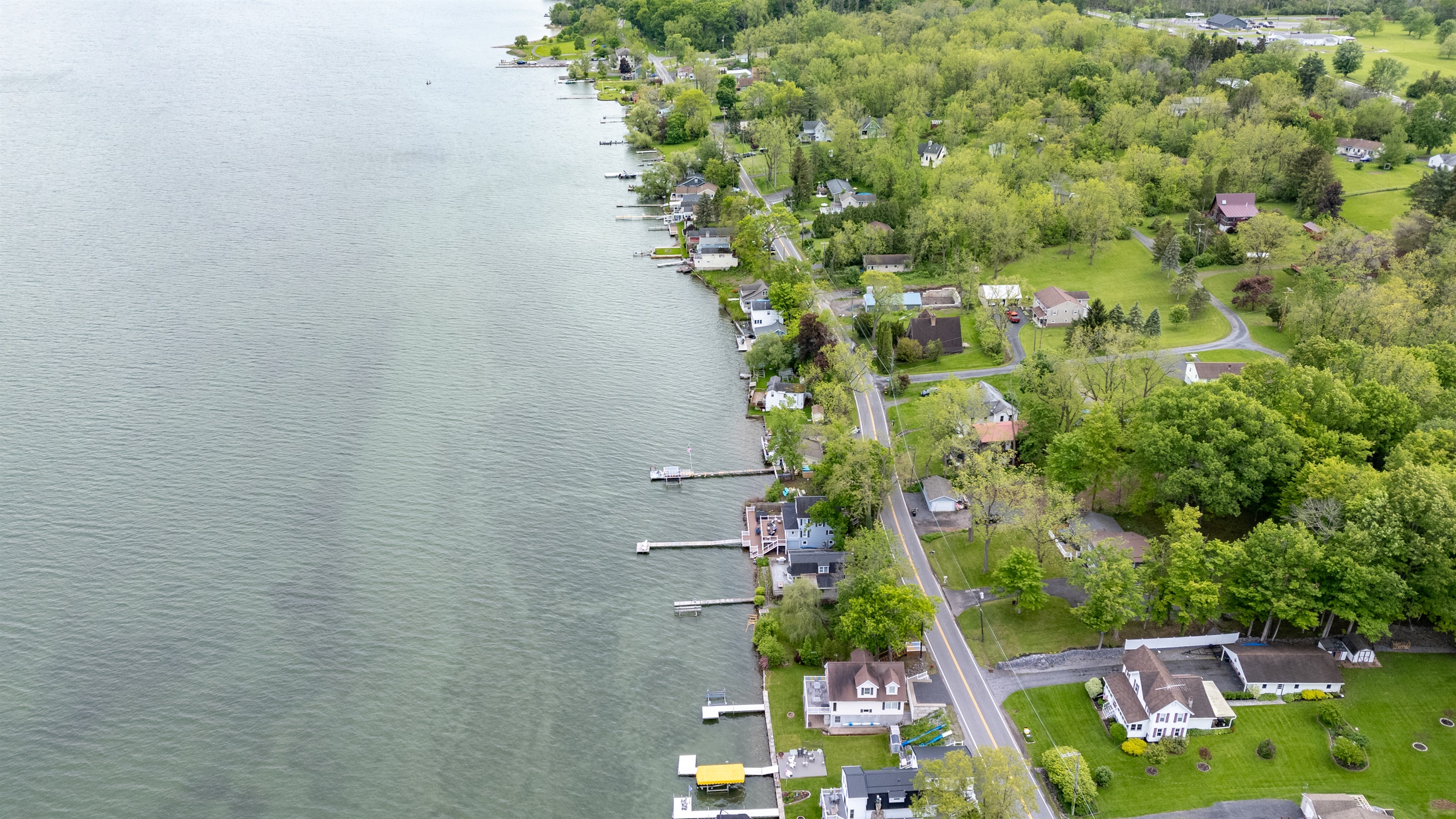 Nestled along a scenic shoreline, this cozy lakefront retreat sits in a charming and peaceful neighborhood 🌳🏘️✨
